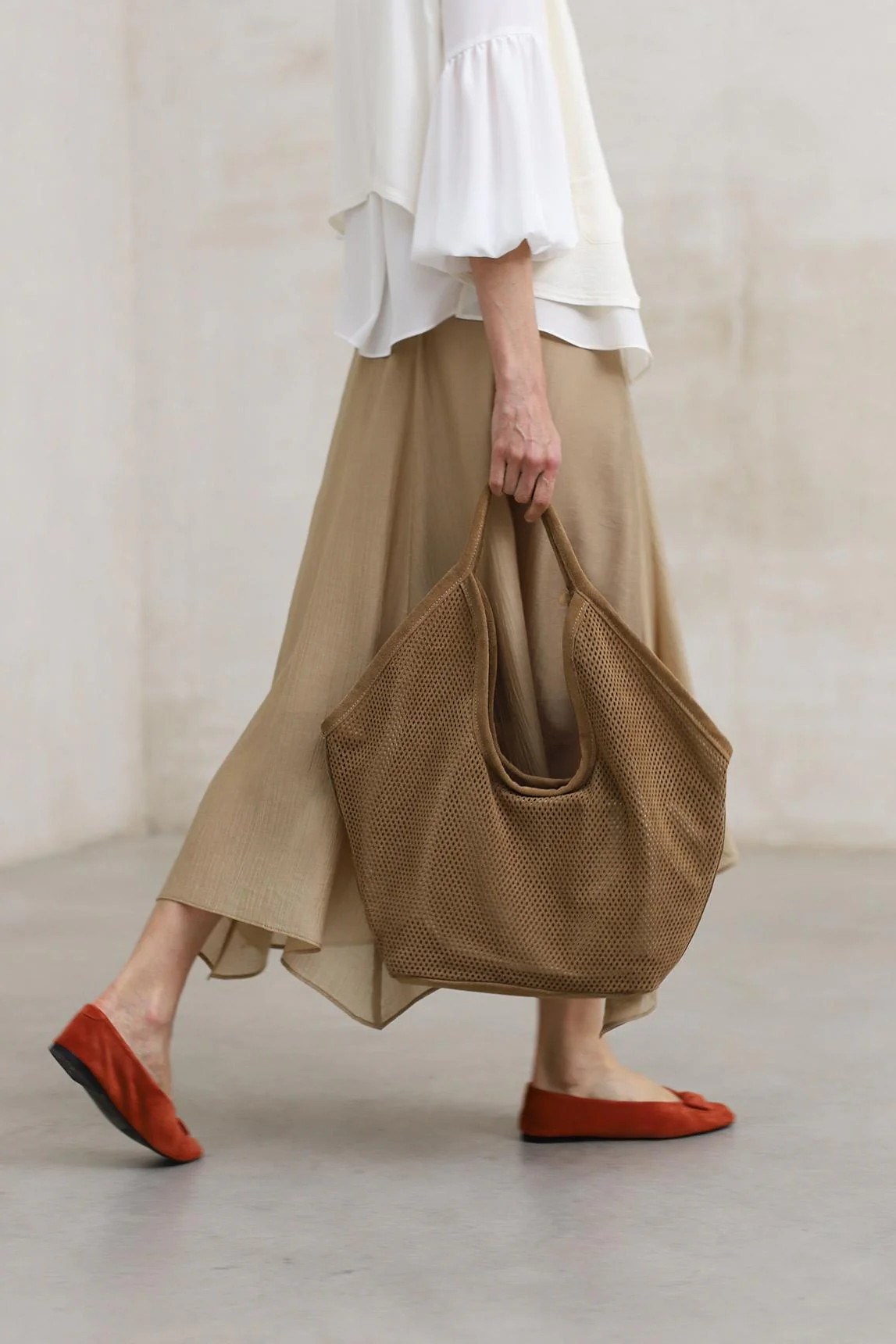 Bolso Nara camel calado - Image 3