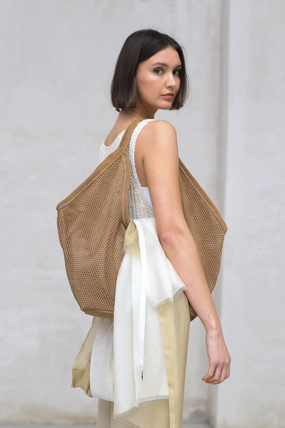 Bolso Nara camel calado - Image 4