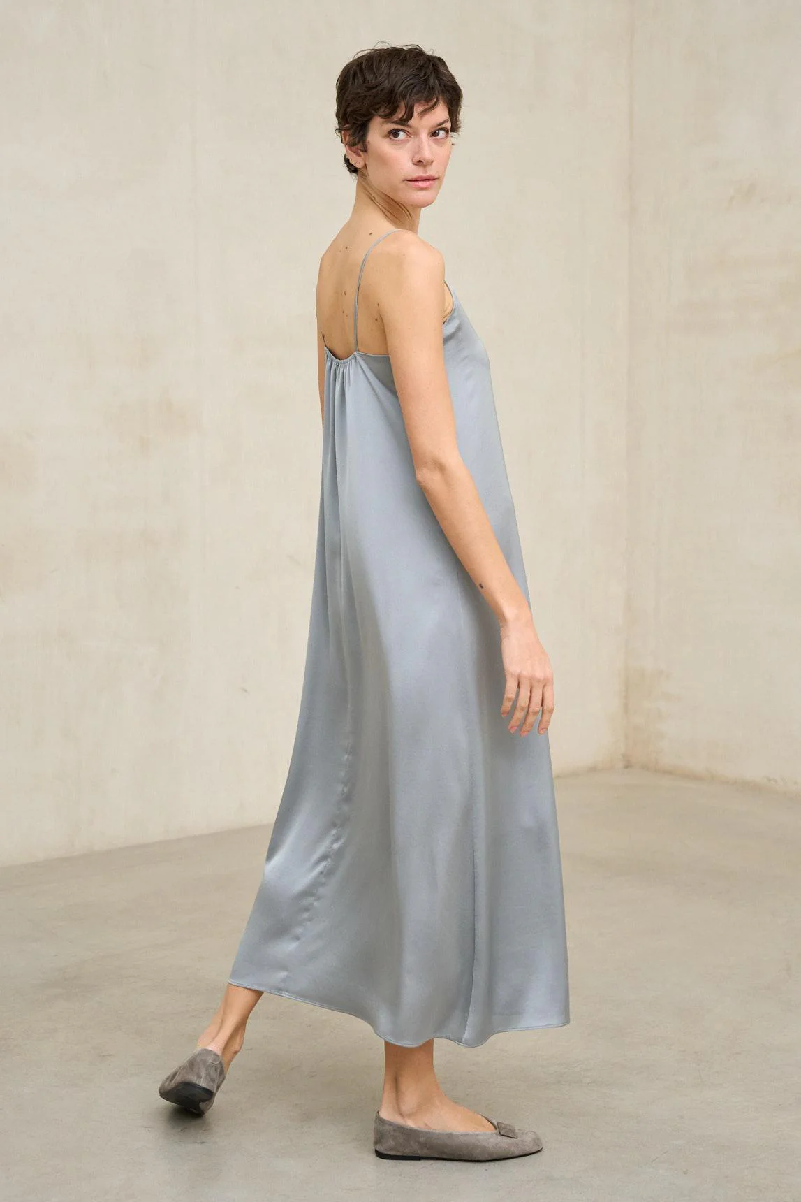 Vestido Soreya azul humo - Image 4