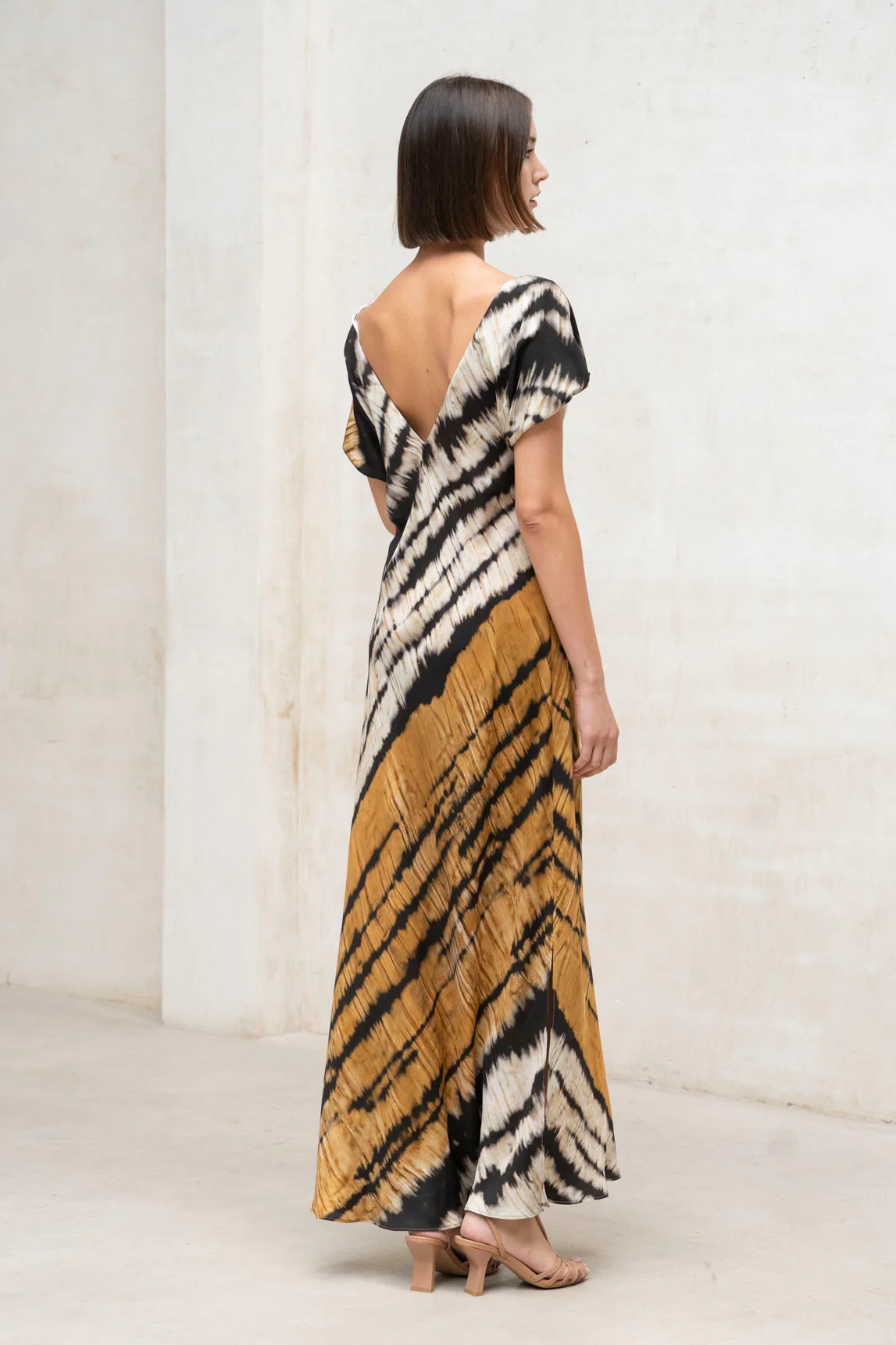 Vestido Yungle estampado mostaza y negro - Image 3