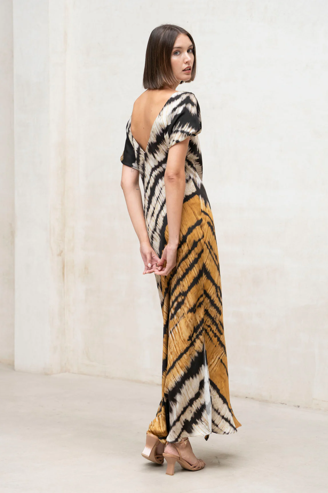 Vestido Yungle estampado mostaza y negro - Image 4