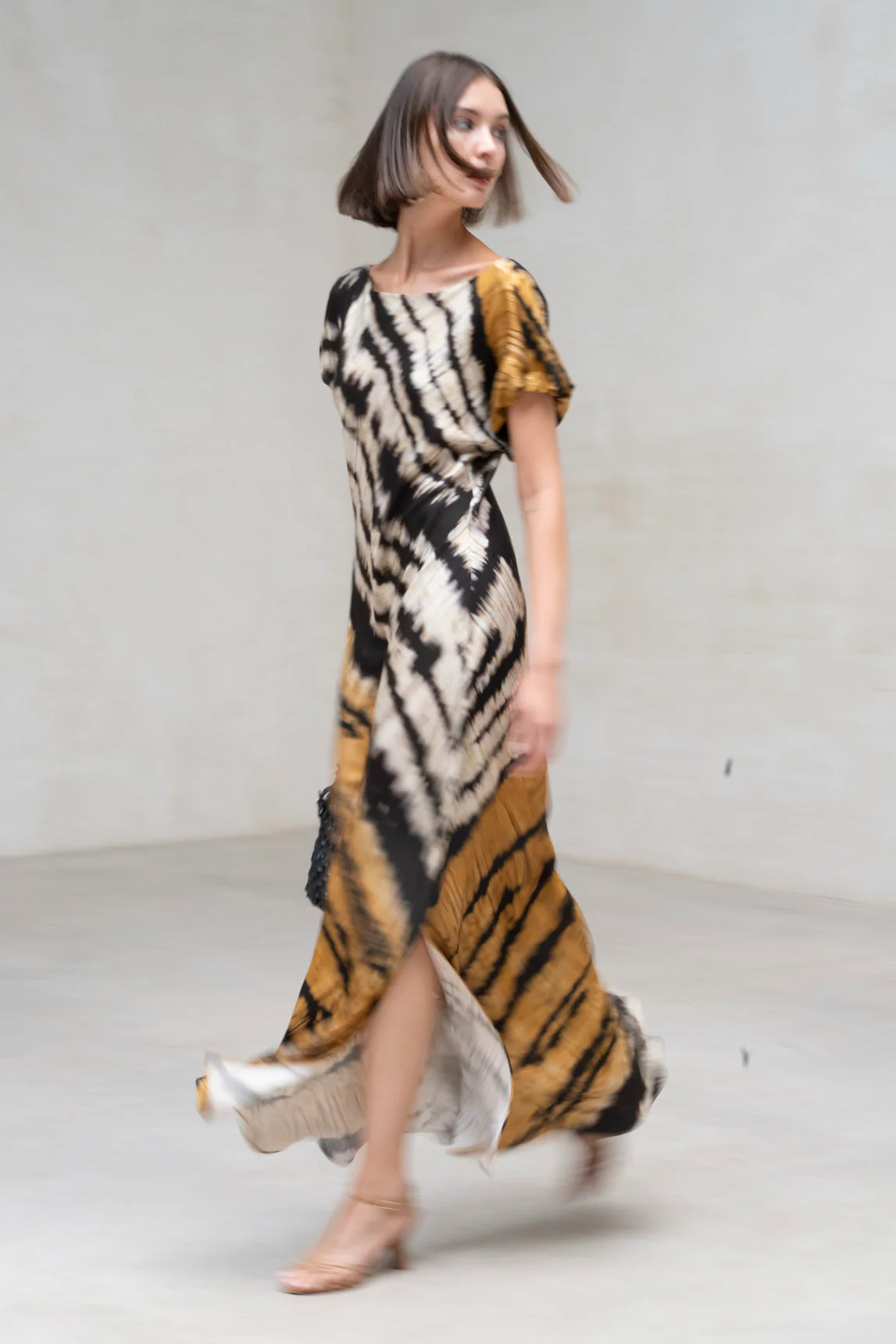 Vestido Yungle estampado mostaza y negro - Image 6